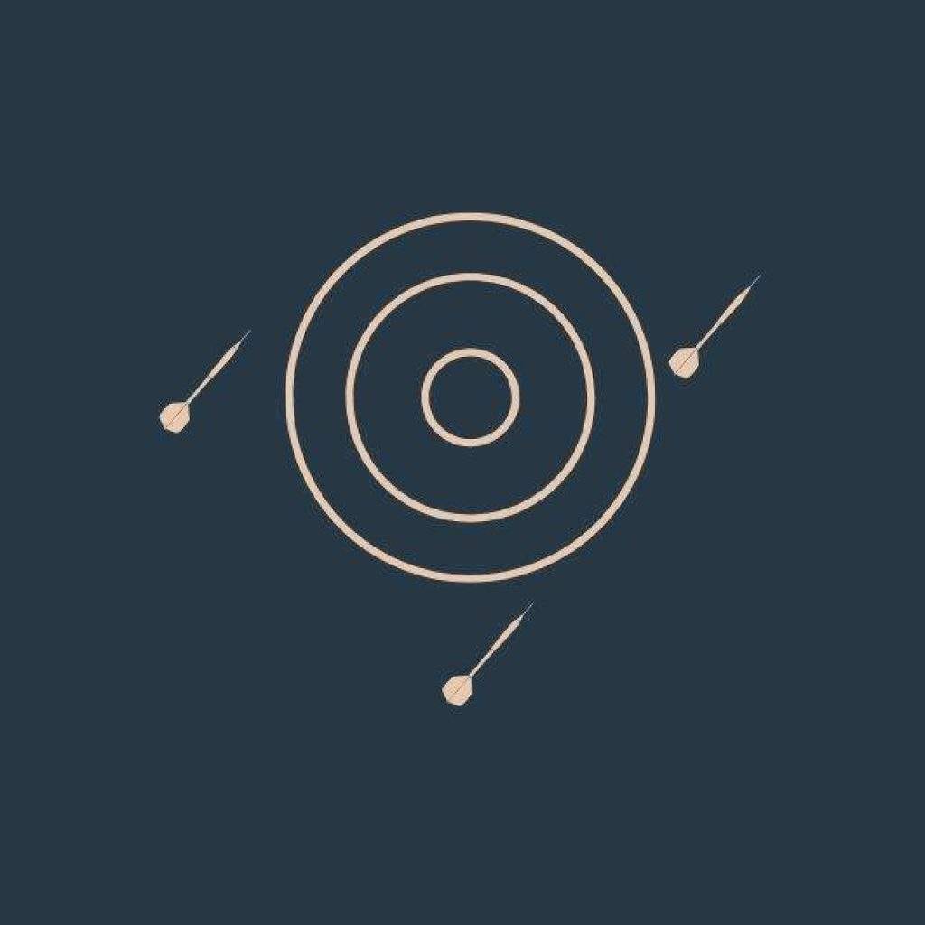 Dartboard met pijlen die ernaast vliegen