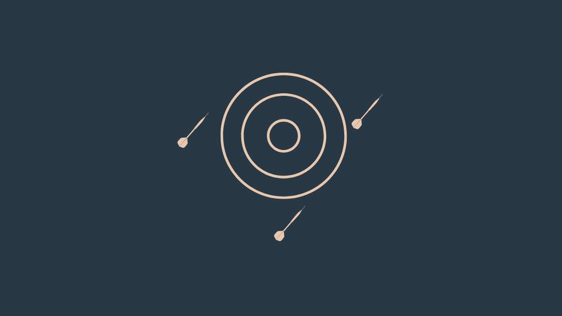 Dartboard met pijlen die ernaast vliegen