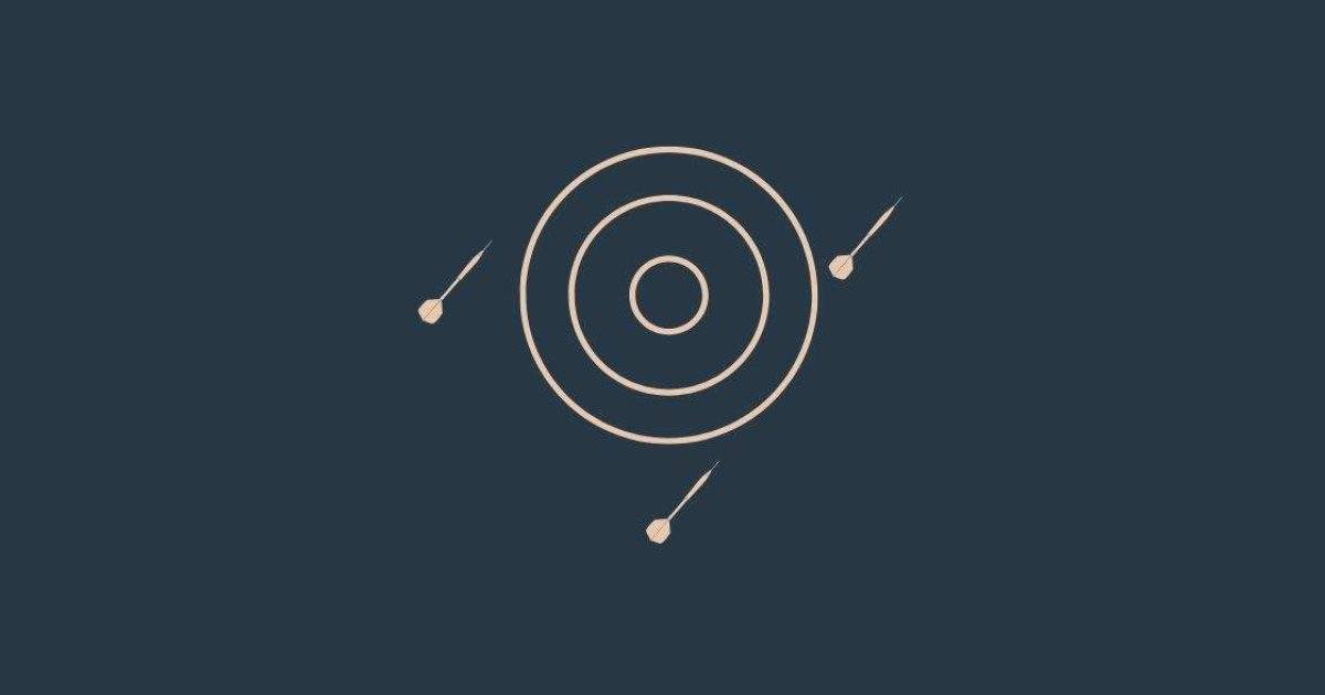 Dartboard met pijlen die ernaast vliegen