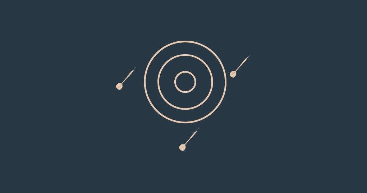 Dartboard met pijlen die ernaast vliegen